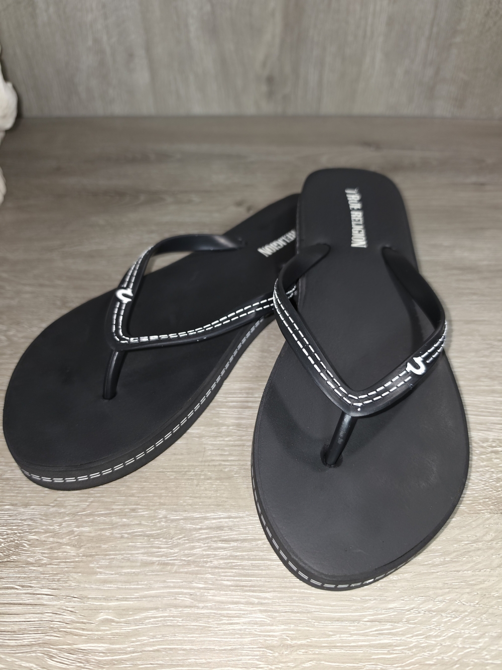 True Religion Black Women's Flip-Flop Sandals White Stitch Design Size 10/11